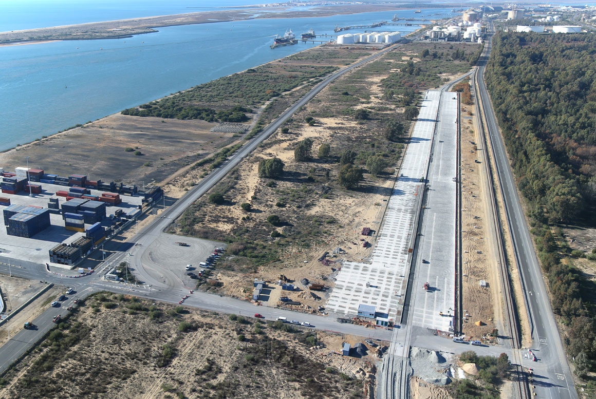 TERMINAL FERROVIÁRIO EM MUELLE SUR EM HUELVA