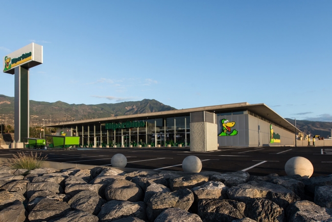 HIPERDINO SUPERMARKET IN GÜIMAR, SANTA CRUZ DE TENERIFE